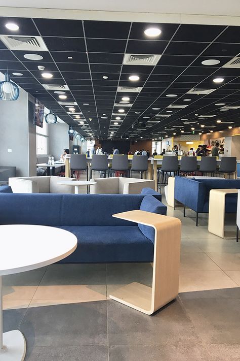 Raglan sofas and Arc Table from Andreu World at Google Offices, in Bangalore (India).  | Sofás Raglan y mesa Arc Table de Andreu World en las Oficinas Google, en Bangalore (India). #AndreuWorld #Raglan #Sofas #Cazzaniga #ArcTable #OccasionalTables #ManelMolina #ContemporaryDesign #InteriorDesign #Workspaces #Offices #WaitingAreas #Projects Google India Office, Burn Bridges, Dream Company, Ideas For Home Office, Media Office, Google Office, Friend Dates, Typing Jobs From Home, Table Design Ideas