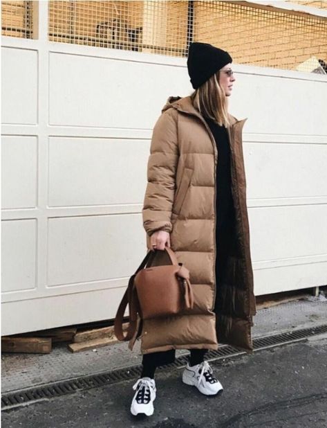 Alexis Foreman, Puffer Coat Outfit, Outfit Nero, Pijamas Women, Clothing Studio, Long Puffer Jacket, Long Puffer Coat, Coat Outfit, Long Puffer