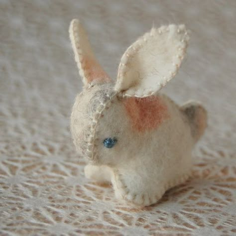 Art Felting, Tovad Ull, Toy Sewing, Seni Dan Kraf, Felt Bunny, Plushie Patterns, Sewing Stuffed Animals, 자수 디자인, Girl Guides