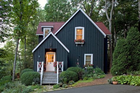 50 House Colors To Convince You To Paint Yours Rustic Cottage Exterior, Green Exterior House Colors, Green House Exterior, Best Exterior House Paint, Exterior House Color, Cabin Exterior, Cottage Exterior, House Color Schemes, New Interior Design