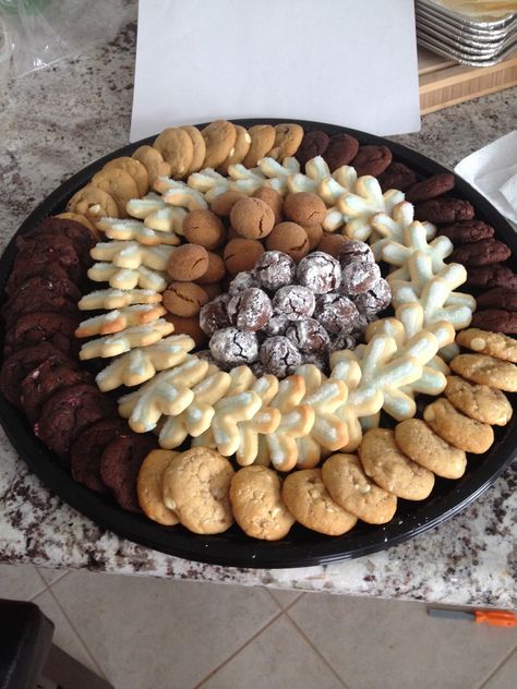 Party Cookie Tray, Cookie Platters Display Ideas, Cookie Board Platter, Cookie Trays Presentation, Cookie Tray Display Ideas, Cookie Tray Ideas, Biscuit Platter, Christmas Cookie Platters, Cookies Platter