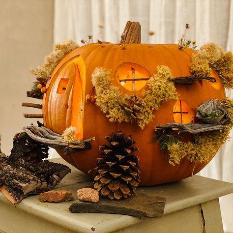 Carved Pumpkin House Ideas, Fairy House Pumpkin Carving Ideas, Jackolantern House, Pumpkin Cottage Carving, Pumpkin Hobbit House, Cottage Pumpkin Carving, Pumpkin Fairy Garden, Pumpkin Carving House, Pumpkin House Carving