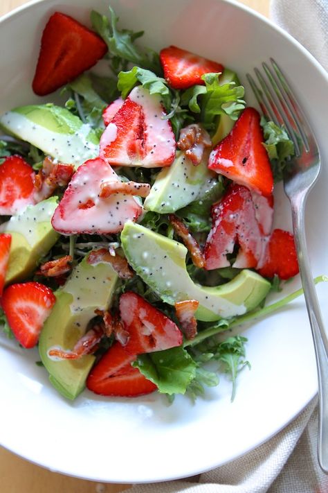 Strawberry Avocado Salad, Strawberry Avocado, Salad Kale, Poppyseed Dressing, Resep Salad, Resep Diet, God Mat, Think Food, Kale Salad