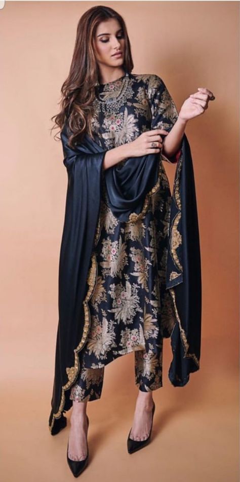 Diwali Dresses, Nikkah Dress, Indian Designer Suits, Pakistani Dresses Casual, Pakistani Fashion Party Wear, Salwar Kamiz, Traditional Indian Outfits, Ethnic Outfits, Designer Party Wear Dresses