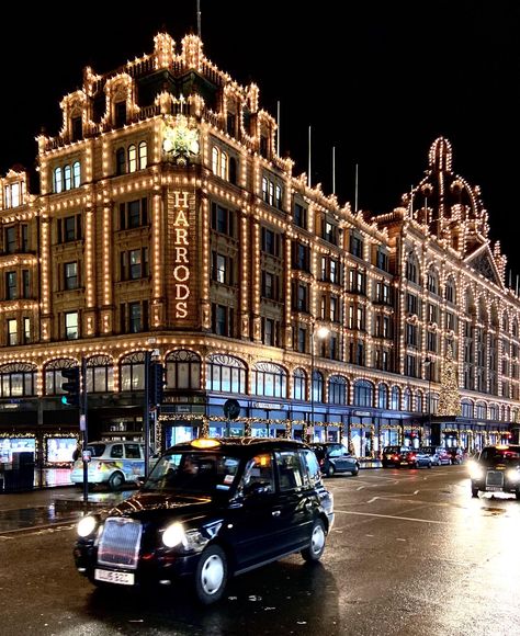 Living In London Aesthetic Night, Night Aesthetic Horizontal, Harrods Aesthetic, London Aesthetic Vintage, London Night Aesthetic, Living In London Aesthetic, Aesthetic Horizontal, England Architecture, Dubai Yacht