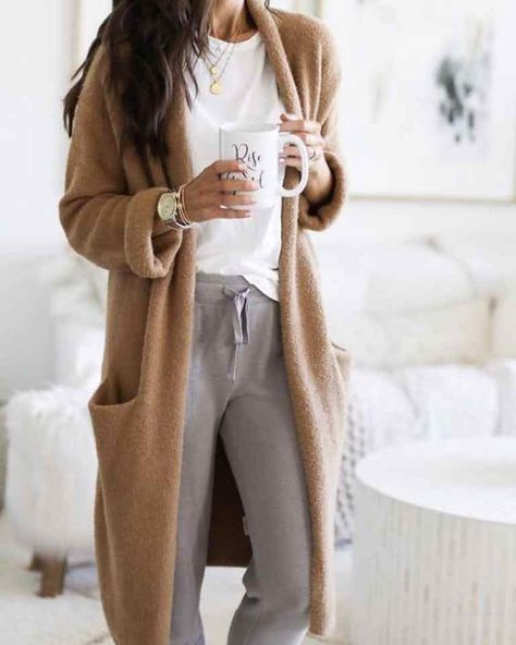 Dressing Casual at Home: Comfy Work from Home Outfit Essentials Chic Loungewear, Lounge Outfits, Outfits Lazy, Work From Home Outfit, Loungewear Outfits, Sweatpants Outfit, Lounge Outfit, Homewear Fashion, Pastel Outfit