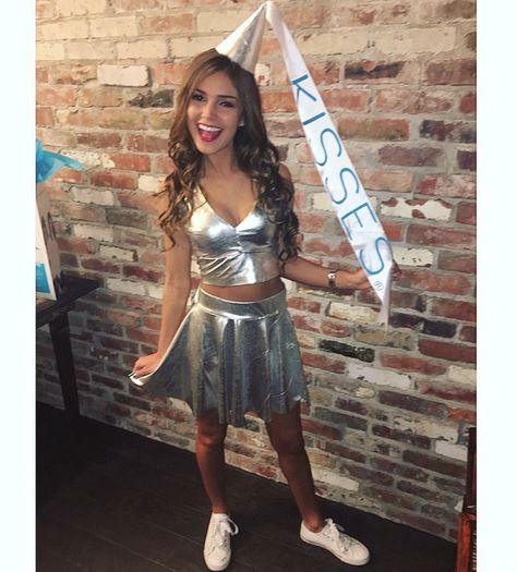 Hershey kiss outfit Halloween costume Hershey Kiss Costume, Easy Girl Halloween Costumes, Kiss Halloween Costumes, Costumes For Teenage Girl, College Halloween Costumes, Easy College Halloween Costumes, Kiss Costume, Best Friend Halloween Costumes, Halloween Costumes College Girls