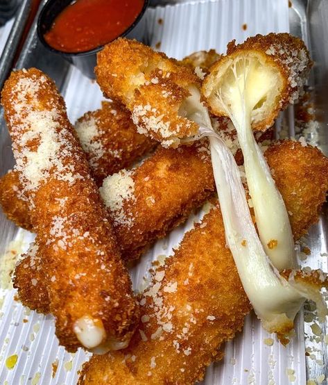 Mozzerella Stick Aesthetic, Mozzarella Cheese Aesthetic, Cheese Sticks Aesthetic, Mozzarella Sticks Aesthetic, Mozarella Sticks Aesthetic, Motzerrela Sticks, Pizza Cheese Pull, Melty Mashups, Yummy Food Pictures