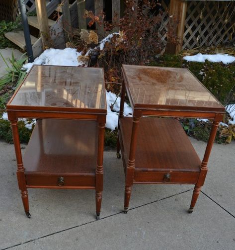 This white end table makeover took a pair of outdated tables and turned them into something current and so pretty! Refinished End Tables, Antique End Tables, Painted End Tables, End Table Makeover, White End Tables, Coffee Table Makeover, Diy End Tables, Western Furniture, Furniture Rehab