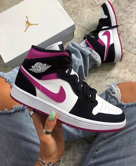 Trendy Shoes Sneakers, Nike Shoes Girls, Jordan Shoes Girls, Jordan Shoes Retro, Custom Nike Shoes, All Nike Shoes, Nike Shoes Jordans, Jordan Outfits, Nike Air Shoes