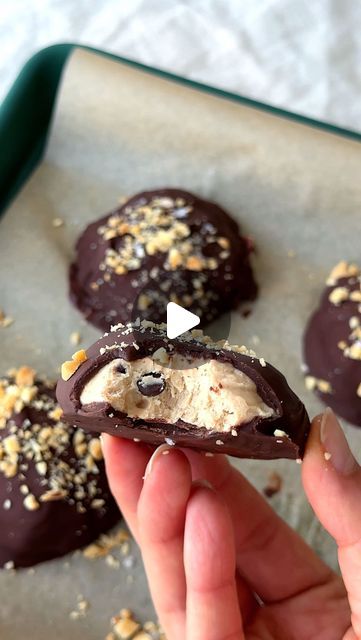 Samah Dada on Instagram: "follow @dadaeats for more healthy, easy desserts!   THE BEST NO-BAKE DESSERT! CHOCOLATE CHIP. PEANUT BUTTER. FROZEN YOGURT. BITES!  is this maybe the only way I can eat yogurt now? frozen and covered in chocolate?! probably…  on my no-bake game again… i made a version of these a few years ago and they’re SO good— the best no-bake dessert that is SO easy to make, with simple ingredients, and no ovens involved. It requires just a few ingredients you probably already have, is sweetened lightly with maple syrup, and fully enrobed in silky melted chocolate. these kind of remind me of Dibs but healthier and easier to make at home! By the way, they’re also also vegan, gluten-free, and refined sugar free. make them!! i hope you enjoy this recipe!!  ingredients 1 cup thick No Bake Dessert Bites, Healthy Yogurt Bites, Making Sweets At Home, Healthy Light Recipes, Chocolate Covered Yogurt Bites, Peanut Butter Uses, Yogurt Frozen Treats, Healthy Frozen Desserts, Peanut Butter Recipes Healthy