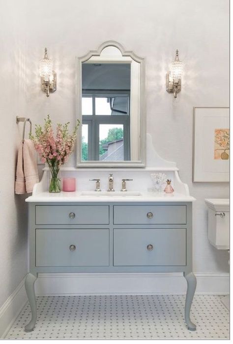 Bathroom Countertop Decor, Baños Shabby Chic, Sink Mirror, White Bathroom Vanity, Blue Vanity, Countertop Decor, Bad Inspiration, Vanity Design, Bathroom Countertop