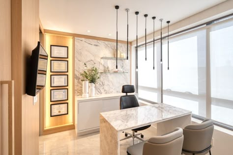 High End Medical Office, Derma Clinic Interior Design, Medical Clinic Design Interiors Doctor Office, Doctor Room Design, Dentist Office Design Interiors, Medical Office Interior, Doctor Office Design, Massage Room Design, Small Office Design Interior