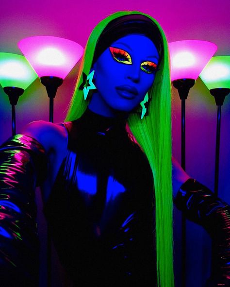 Neon Makeup Photoshoot, Queer Moodboard, Black Light Photoshoot, Electric Look, Glow In The Dark Makeup, Black Light Makeup, Alien Halloween Makeup, Neon Alien, Glow Theme Party