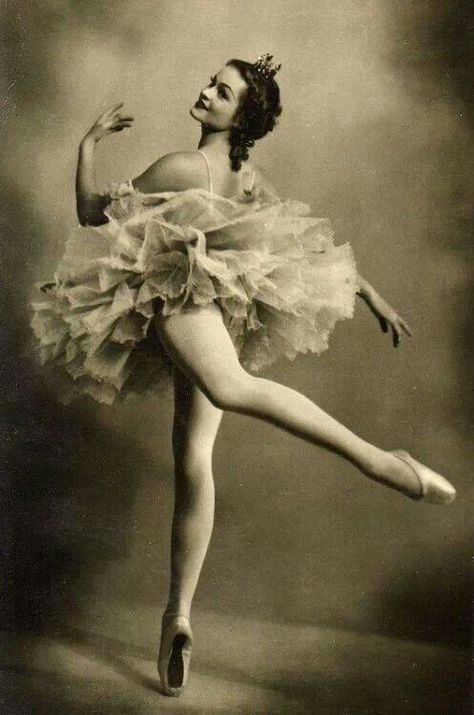 Irina Kolpakova Vintage Foto's, Ballet Russe, Anna Pavlova, Vintage Ballerina, Vintage Ballet, Ballet Beauty, Foto Transfer, Ballet Inspiration, Russian Ballet