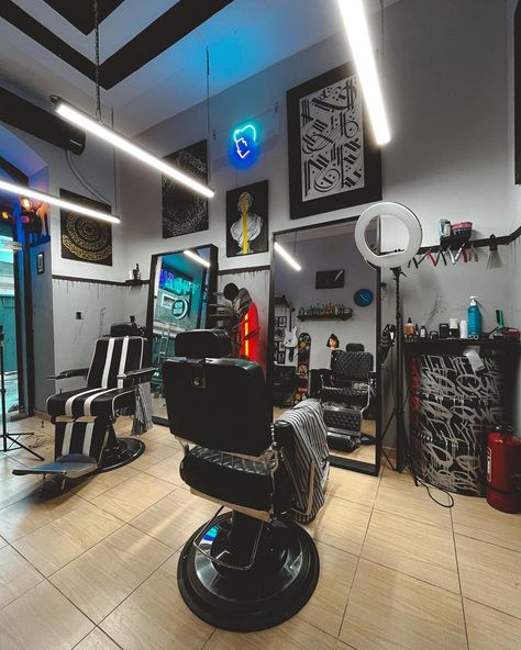 #barbershop #style #madquiff #caligrafia Barbershop Setup Ideas, Barber Suite Ideas, Barber Studio Ideas, Barbershop Aesthetic, Small Salon Designs, Barbershop Design Interior, Barber Station, Barbershop Ideas, Small Salon