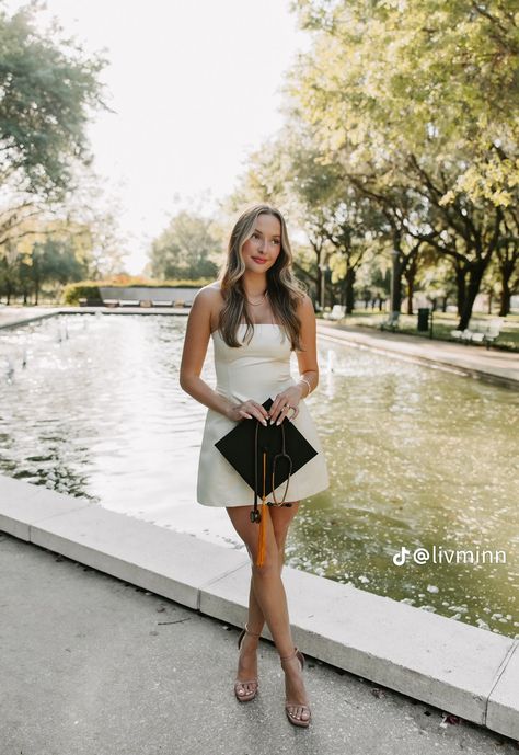 College Graduation Pictures Outfits, College Grad Dresses, Outfit Graduacion, Graduation Pictures Outfits, Cap And Gown Senior Pictures, College Grad Pictures, Grad Picture Ideas, Cap And Gown Pictures, Nursing Graduation Pictures