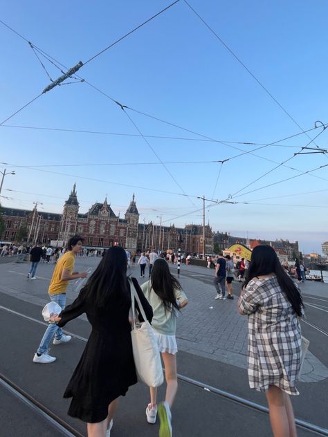 Amsterdam Living Aesthetic, Netherlands Student Life, Summer With Friends Aesthetic, Netherlands Lifestyle, Out With Friends Aesthetic, Amsterdam In Summer, Hanging Out With Friends Aesthetic, Amsterdam Lifestyle, Amsterdam Life