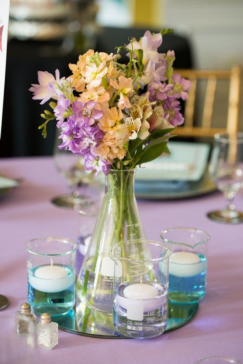 Using chemistry glassware for reception deco Chemistry Centerpiece, Chemistry Themed Wedding, Beaker Centerpiece, Chemistry Flowers, Science Wedding Theme, Chemistry Decorations, Chemistry Wedding, Chemistry Glassware, Lab Glassware