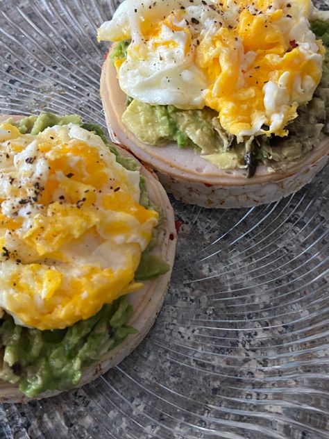 Rice Cake Egg Breakfast, Avocado On Rice Cake, Rice Cake Savory, Avocado Rice Cake, Rice Cake Avocado, Rice Cake Recipes Healthy, Rice Cake Snacks, Rice Cookies, Fried Rice With Egg