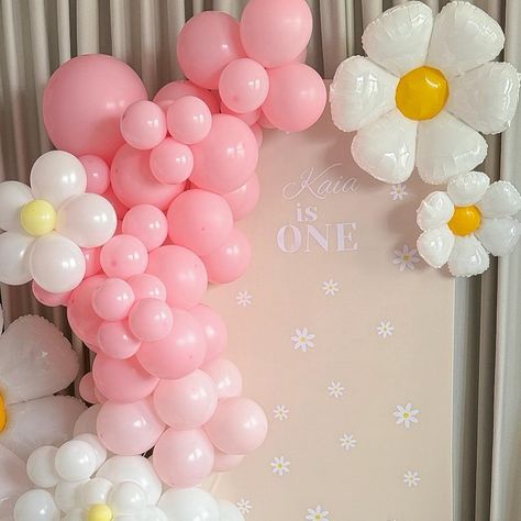 Kaia is ONE ✿ Our daisy themed backdrop is perfect touch for Kaia’s first birthday! Don’t miss out on creating unforgettable moments! Slide into our DMs to secure your spot and let the celebration begin! #KaiaTurnsOne #backdrop #daisytheme #cuddlesandcandles_ #cuddlesandcandles #birthdayparty #party #decor #maldives Daisy Backdrop Birthday, Daisy Balloon Backdrop, Daisy Balloon Garland Backdrop, Balloon Garland Daisy, Daisy Birthday Balloons, Sand Candles, Be Perfect, First Birthdays, Daisy