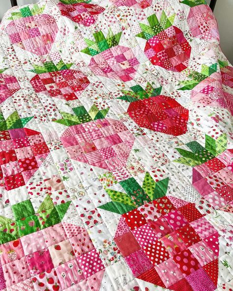 Strawberry Quilts, Strawberry Quilt Pattern, Fruit Quilt, Strawberry Quilt, Quilt Aesthetic, Summer Quilts, Cozy Quilts, Baby Girl Quilts, Quilt Labels