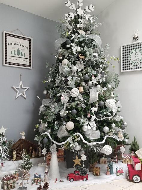 Silver And White Tree, Christmas Tree White Silver, Xmas Tree Decorating Ideas, Christmas Tree White, Tree Decorating Ideas, Babymoon Photos, Traditional Colonial, Grey Christmas, Colonial Christmas