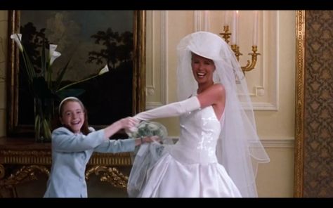 Top hat and veil in The Parent Trap wedding dress photoshoot scene The Parent Trap Wedding, Parent Trap Wedding Dress, Parent Trap Wedding, Wedding Top Hat, Wedding Dress Photoshoot, Natasha Richardson, Dennis Quaid, The Parent Trap, Cher Horowitz