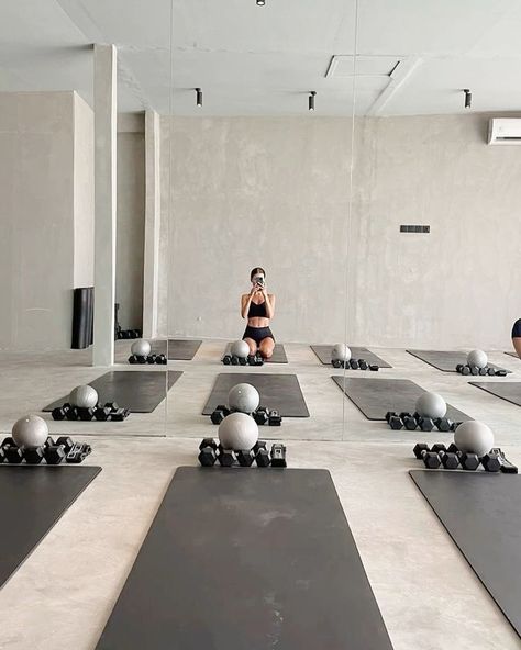 Fitness Studio Aesthetic, Wellness Aesthetic Health, Barre Workout Aesthetic, Barre Aesthetic, Men Old Money Aesthetic, Long Layers Hair, Pilates Lifestyle, Hair Inspo Blonde, Aesthetic For Men