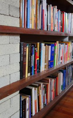 Making the Easiest Bookshelf Diy Cheap Bookshelf, Homemade Bookshelf Ideas, Brick Bookshelf, Easy Bookshelf, Interesting Shelving, Cinder Block Shelves, Cheap Bookshelves, Bookshelf Diy, Brick Shelves