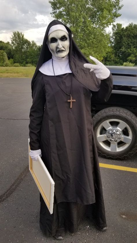 Conjuring Nun Funny Nun Costume, The Nun Costume Halloween, Excorsist Costume Diy, The Conjuring Costume, Diy Nun Costume, Scary Nun Costume, The Nun Costume, Conjuring Nun, Priest Halloween Costume