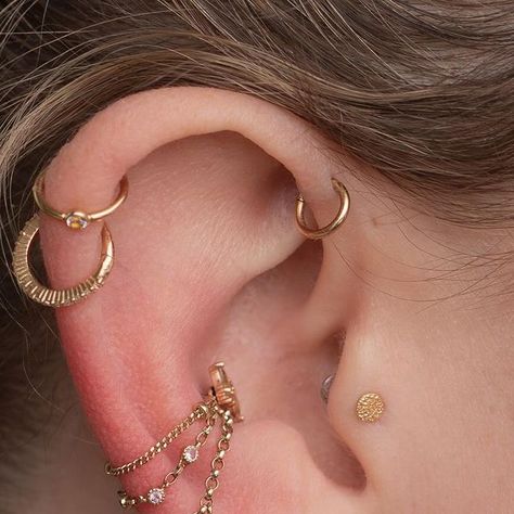 Cris Blackwater | Fine Jewelry on Instagram: "Pink sapphires and diamonds for @jordanlangdon ‘s custom conch chain 💕 We all know by now that’s my favorite combo, right? Installed by @tobiasxva at @brilliancepiercing Thank you so much guys for taking (and letting me repost) the photos! It always makes my day when I get to see one of pieces installed 🌸" Conch With Chain, Conch Piercing Chain, Conch Chain, Ear Stacks, Piercing Conch, Conch Piercing Jewelry, Conch Hoop, Conch Jewelry, Cool Ear Piercings