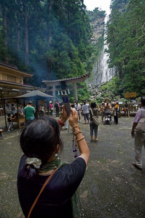 View of Nachi waterfall from below at Hiryu Shrine where worshippers come and pay tribute—or take photos. Kumano Kodo, Pilgrimage, Japan Travel, Osaka, The Mountain, Kyoto, Places To Visit, Hiking, Japan