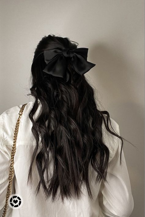 Hairstyle With Bow Tie, Outfit With Hair Bow, Black Dress Hairstyles Classy, Bow Tie Hair Hairstyles, Hairstyles With Bow Clips, Black Bow Hairstyles, Hairstyle With Bow Clip, Hairstyle With Bow, Easiest Hairstyles