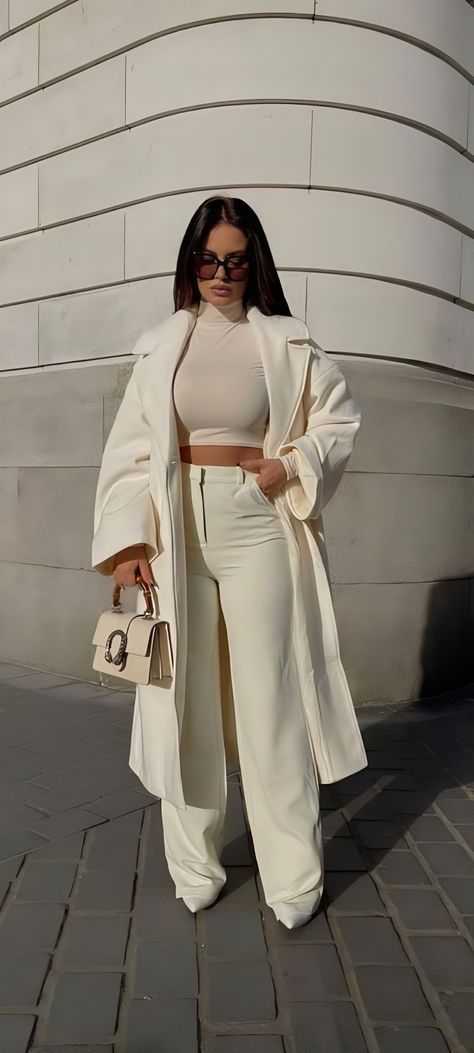 Dress For Rainy Weather, Outfit Ideas Elegant Chic, Libra Venus Style Outfits, Outfits Invierno Frio, Romantic Fashion Aesthetic, Luxury Outfits Classy, Vinter Mode Outfits, Look Kylie Jenner, Cute Professional Outfits