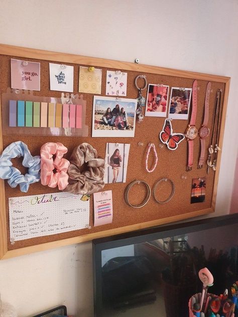 Desk Pin Board Ideas, Dorm Room Cork Board, Work Pin Board Ideas, Diy Pin Board Ideas Room Decor, Pinboard Decoration Ideas, Cork Board Above Desk, Pinboard Ideas Aesthetic Study, Tack Board Ideas, Bulletin Board Ideas For Bedroom Aesthetic