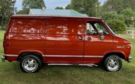 Chevy Astro Van, Chevrolet Van, Vintage Cars 1950s, Engine Working, Astro Van, Old School Vans, Hummer Cars, Chevy Van, Classic Vans