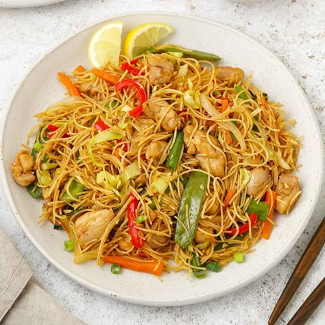 Easy Pancit Bihon Recipe (Filipino) Chicken Rice Noodle Recipes, Pancit Noodles Filipino Recipes, Pancit Recipe Filipino, Filipino Fried Rice, Pancit Bihon Recipe Filipino, Chicken Rice Noodle, Bihon Recipe, Pancit Canton With Egg, Bihon Guisado