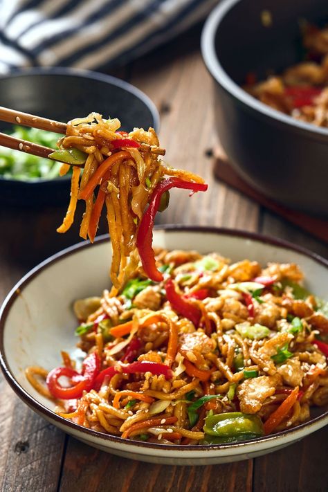 Chicken lo mein being picked up with chopsticks. Easy Chicken Lo Mein, Chicken Udon, Chicken Lo Mein Recipe, Chicken Stir Fry With Noodles, Fresh Egg Noodles, Lo Mein Recipe, Lo Mein Noodles, Chicken Lo Mein, Lo Mein Recipes