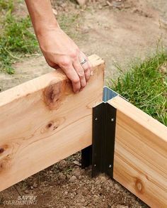 Raised bed ideas: Corners are a really easy way to set up a raised bed in an afternoon. #raisedbeds #raisedgardeningbeds Raised Bed Ideas, Raised Vegetable Gardens, Side Yards, Diy Raised Garden, Raised Garden Beds Diy, Veg Garden, Vegetable Garden Design, Fall Front, Raised Bed