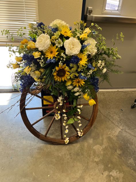 Cowboy Table Setting, Country Event Decor, Cowboy Flower Arrangement, Western Style Flower Arrangements, Horseshoe Flower Arrangement, Western Flower Arrangements, Western Arrangements, Western Floral Arrangements, Western Theme Floral Arrangements