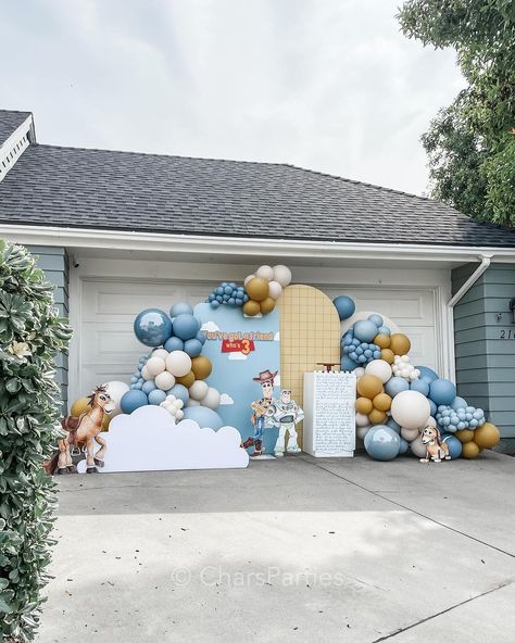 You’ve got a friend who’s 3! What’s your favorite feature of this fun birthday party backdrop? Mine is the song lyrics on the cake… | Instagram You’ve Got A Friend In Me Birthday Party, You’ve Got A Friend Who’s 3 Birthday, Kids First Birthday Party Ideas, Baby Shower Toy Story Theme, Toy Story Backdrop Ideas, Boy Story Baby Shower Theme, Cake Instagram, Toy Story Baby, Birthday Party Backdrop