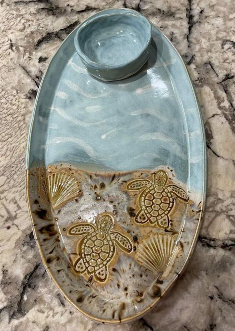 Ceramic Beach Art, Beachy Pottery, Fish Pottery, Diy Pottery Painting, Nautical Crafts, Chip And Dip Bowl, Pottery Painting Designs, Diy Ceramic, Ceramic Platters