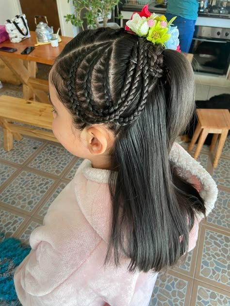 Peinado de trenzas con tocado de flores para bailar cueca Cool Braids, Hair Hair, Dreadlocks, Braids, China, Hair Styles, Hair, Anime, Beauty