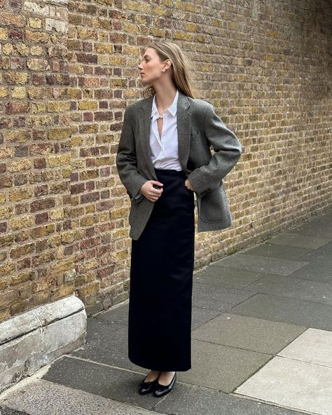 Inspi • Instagram Cecilie Moosgaard, Neutral Color Outfits, Wedding Guest Outfit Fall, Pinch Me, Formal Style, 가을 패션, Fashion Poses, Office Fashion, Office Outfits