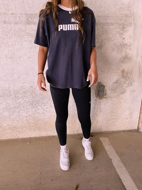 Leggings Big Tshirt Outfit, Oversized Tshirt Outfit With Legging, T Shirt With Leggings Outfits, Leggings T Shirt Outfit, Leggings And Tee Shirt Outfits, Leggings And Tshirt Outfits, Gym Outfits For School, Cute Gym Outfits For School, Leggings And T Shirt Outfit