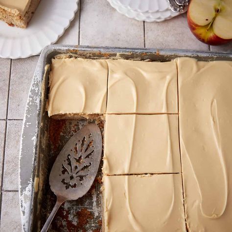 Apple Sheet Cake with Caramel Frosting Noodles With Ground Beef, Apple Sheet Cake Recipe, Apple Sheet Cake, Cake With Caramel Frosting, Christmas Pie Recipes, Caramel Apple Cake Recipe, Pan Desserts, Cider Recipes, Caramel Buttercream Frosting