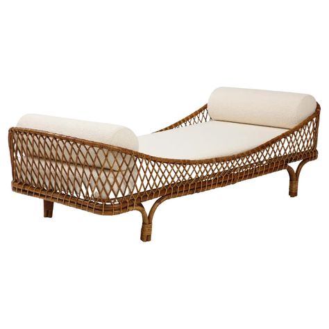 For Sale on 1stDibs - Rare Vittorio Bonacina daybed intricately woven with bamboo and rattan, new custom mattress and bolster pillows upholstered with ivory bouclé, Italy, 1960s. Custom Mattress, Rattan Daybed, Italian Furniture Brands, Bolster Pillows, Woven Furniture, Sofa Cama, Outdoor Daybed, Grand Cayman, Modern Bench