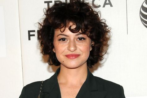 Alia Shawkat (Arrested Development) Alia Bhatt Short Hair, Alia Shawkat Aesthetic, Alia Shawkat Hair, Taylor La Shae Hair, Old Pics Of Alia Bhatt, Overprocessed Hair, Alia Shawkat, Short Curly Styles, Super Short Haircuts