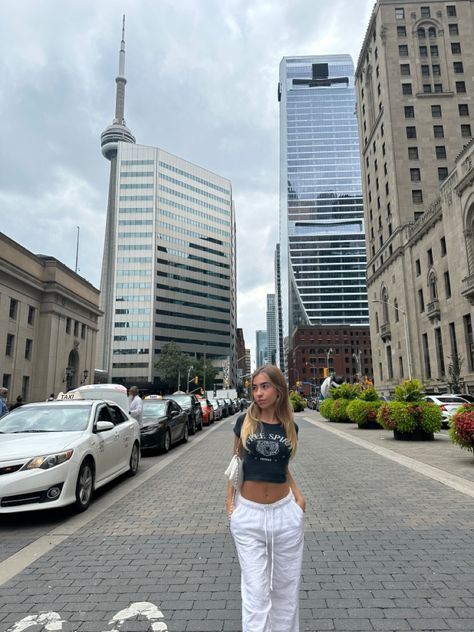 #toronto #canada #aesthetic #inspo Spring Canada Outfit, Toronto Canada Summer Outfits, Downtown Toronto Aesthetic Outfit, Canada Outfits Summer, Canada Pictures Instagram, Toronto Outfits Spring, Toronto Girl Aesthetic, Toronto Picture Ideas, Canada Day Outfit Summer